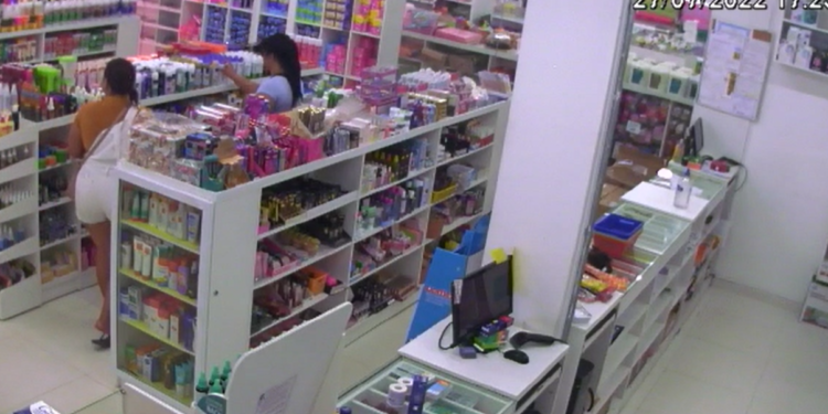 A dupla foi flagrada colocando várias unidades nas bolsas. Foto: Reprodução