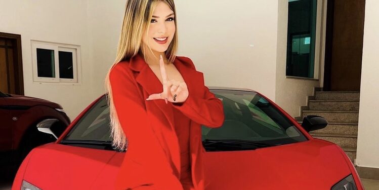 A cantora postou uma foto vestindo vermelho e na frente de um carro da mesma cor. Foto: Reprodução/Instagram