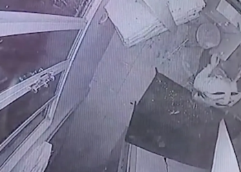 O ladrão, não identificado, arrebentou o forro e caiu. Foto: Reprodução