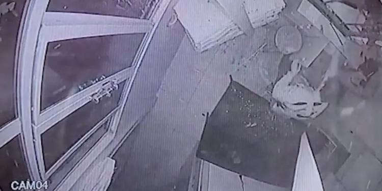 O ladrão, não identificado, arrebentou o forro e caiu. Foto: Reprodução