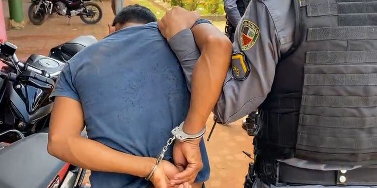 O homem foi preso assim que a muher chamou a polícia. Foto: Reprodução