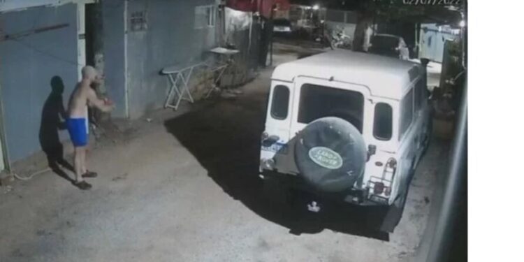 A briga estava ocorrendo na casa ao lado e o PM foi tentar ajudar. Foto: Reprodução