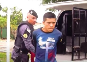 O homem foi capturado e reconduzido ao fórum da cidade. Foto: Reprodução