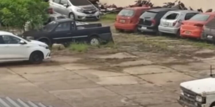 Os veículos eram retirados pelo 'clientes' ainda no fórum. Foto: Reprodução