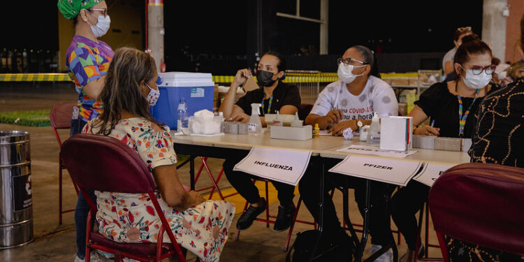 A vacina está liberada para todos os públicos a partir de 3 anos de idade, com a 1ª e 2ª doses. Foto: Henrique Souza / Semsa