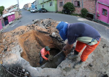 As equipes do distrito de obras  da Seminf retiram a tubulação antiga e colocam novos tubos em concreto. Foto: Márcio Melo/ Seminf
