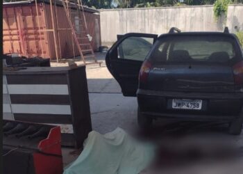 O corpo estava estirado ao lado do carro do vigia. Foto: Divulgação