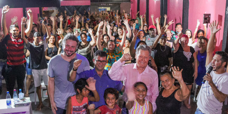 Arthur Virgílio Neto segue em sua caminhada pelas comunidades de Manaus. Foto: Karla Vieira / Assessoria AVN