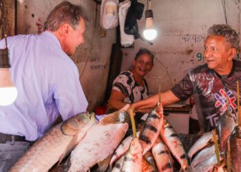 Em um único dia, Arthur Neto visitou três zonas diferentes de Manaus. Foto: Karla Vieira / Assessoria AVN