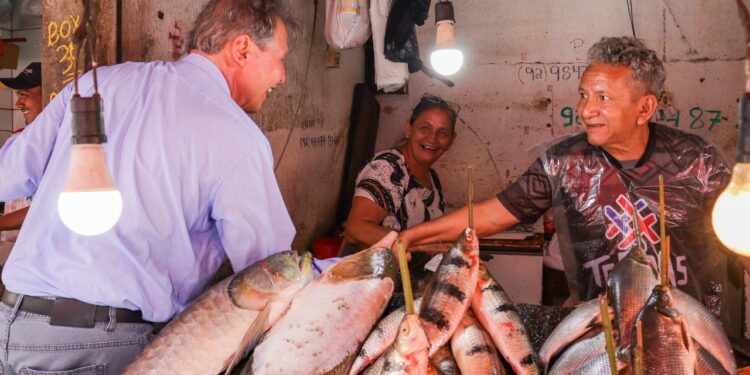 Em um único dia, Arthur Neto visitou três zonas diferentes de Manaus. Foto: Karla Vieira / Assessoria AVN