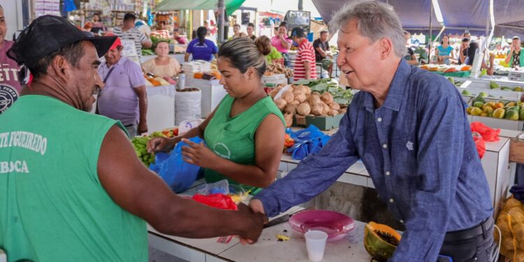 Arthur Neto esteve no último final de semana visitando a feira e a recepção foi muito alegre. Foto: Karla Vieira / Assessoria AVN