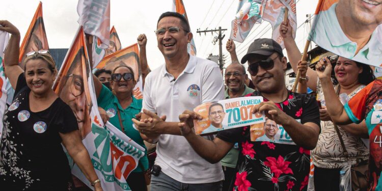 Mais de 2 mil pessoas acompanharam o candidato. Foto: Divulgação