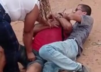 O homem gritava de dor e pedia para ser solto. Foto: Reprodução