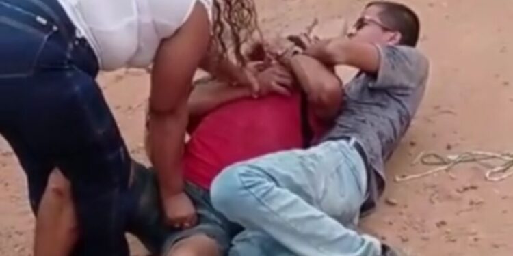 O homem gritava de dor e pedia para ser solto. Foto: Reprodução