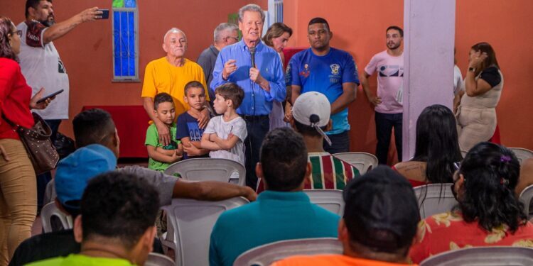 Arthur foi recebido com muito carinho no bairro onde ajudou a fundar. Foto: Osvaldo Freitas / Assessoria PSDB-AM