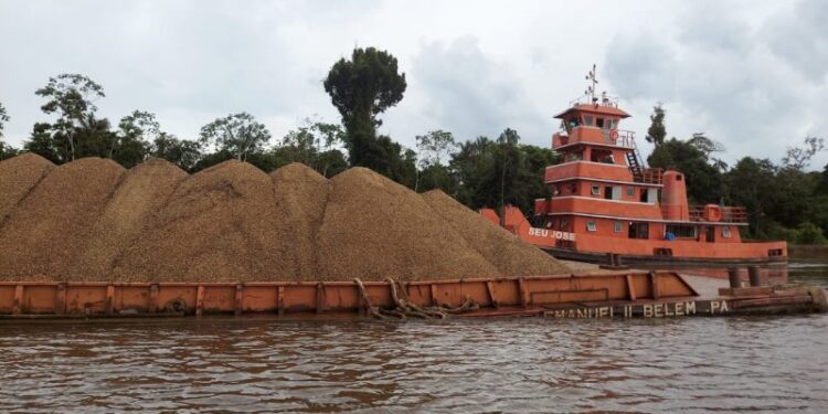 A menina foi resgatada e um homem e o comandante foram presos. Foto: Divulgação/SSP-AM