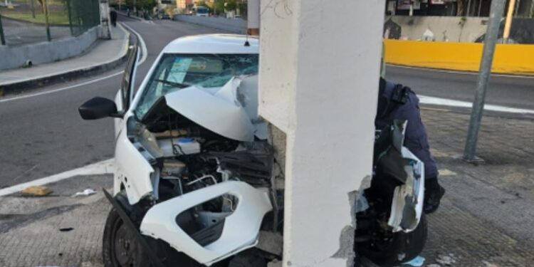 A mulher ainda ficou presa às ferragens. Foto: Divulgação/Immu