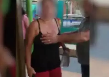 A mulher usou o próprio calçado para bater na diretora. Foto: Reprodução