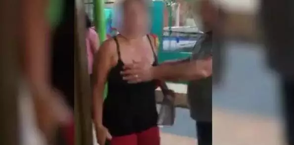 A mulher usou o próprio calçado para bater na diretora. Foto: Reprodução