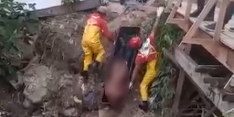 O corpo do homem foi retirado do igarapé pelos Bombeiros. Foto: Reprodução