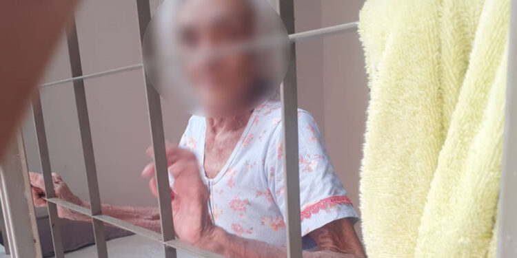 A idosa não podia nem ir para frente de casa. Foto: Reprodução