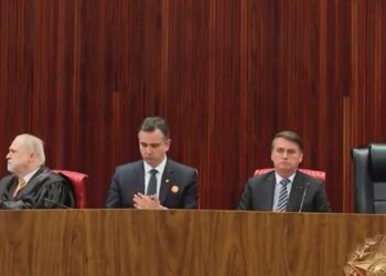 O presidente estava na mesa das autoridades. Foto: Reprodução/Internet