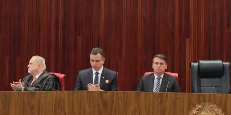 O presidente estava na mesa das autoridades. Foto: Reprodução/Internet