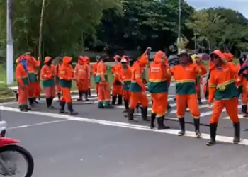 Os garis informaram que estão sem receber há um mês. Foto: Reprodução