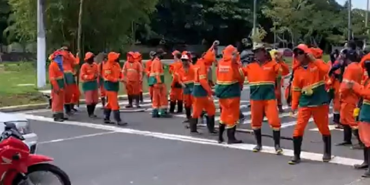 Os garis informaram que estão sem receber há um mês. Foto: Reprodução