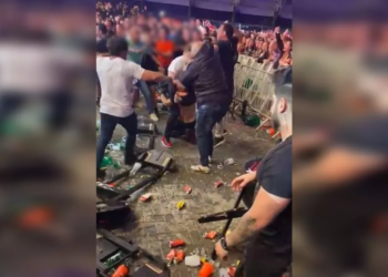 O show teve que ser interrompido por causa da porrada. Foto: Reprodução