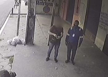 O homem finge ser de uma empresa e usa até crachá. Foto: Reprodução