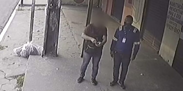 O homem finge ser de uma empresa e usa até crachá. Foto: Reprodução