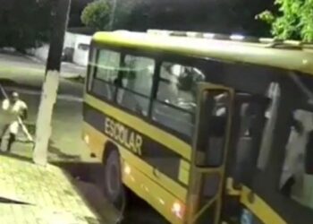 O motorista ainda corre quando percebe o veículo descendo. Foto: Reprodução