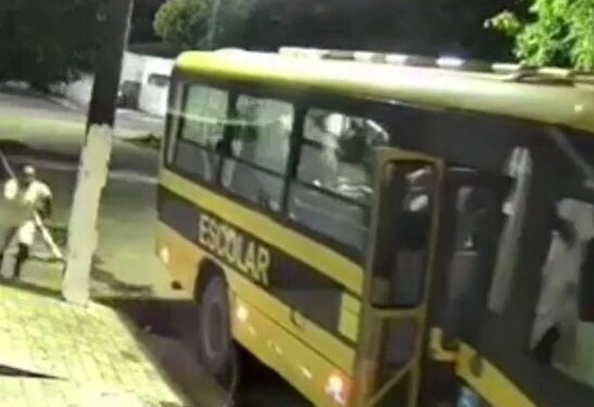 O motorista ainda corre quando percebe o veículo descendo. Foto: Reprodução