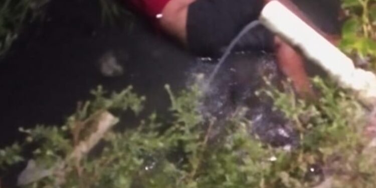 O homem ainda foi jogado no igarapé. Foto: Reprodução