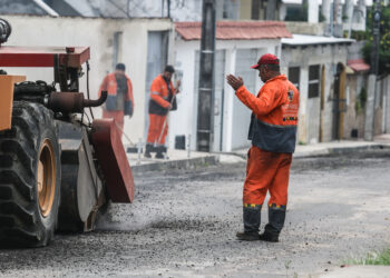 As equipes iniciaram os serviços de fresagem, com a retirada de todo o antigo asfalto desgastado. Foto: Márcio Melo / Seminf