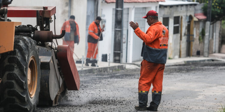 As equipes iniciaram os serviços de fresagem, com a retirada de todo o antigo asfalto desgastado. Foto: Márcio Melo / Seminf