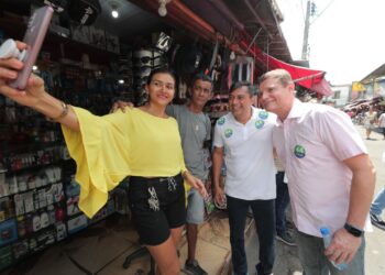 O governador Wilson Lima (União Brasil) intensifica campanha para reeleição em caminhada no Conjunto Manôa. Foto: Diego Peres