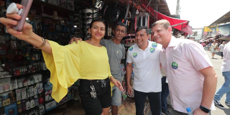 O governador Wilson Lima (União Brasil) intensifica campanha para reeleição em caminhada no Conjunto Manôa. Foto: Diego Peres