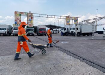 Os trabalhadores intensificaram as ações de lavagem, capinação, varrição, poda e pintura de meio-fio. Foto: Bruno Leão / Semulsp