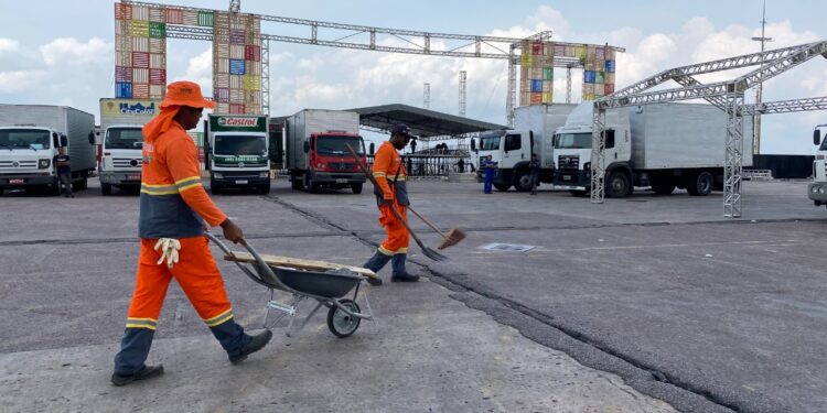 Os trabalhadores intensificaram as ações de lavagem, capinação, varrição, poda e pintura de meio-fio. Foto: Bruno Leão / Semulsp