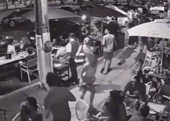 Os clientes estavam sentados na mesa e correram assustados, deixando tudo pra trás. Foto: Reprodução