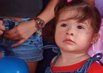 Milene estava no colo de uma das mulheres e caiu, batendo a cabeça, mas também levou tiro no pescoço. Foto: Reprodução