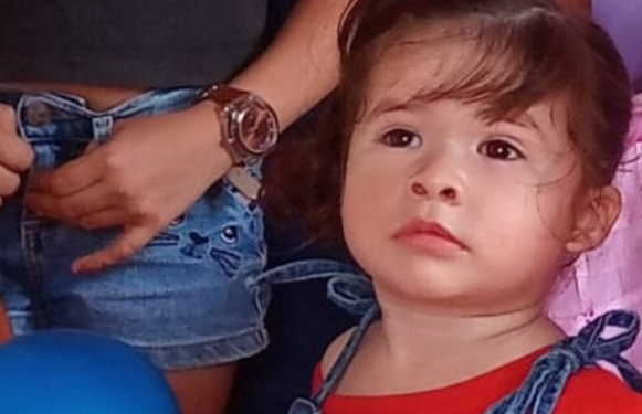 Milene estava no colo de uma das mulheres e caiu, batendo a cabeça, mas também levou tiro no pescoço. Foto: Reprodução