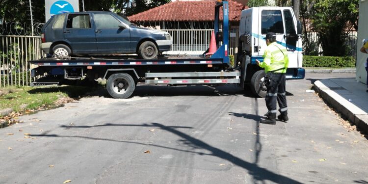 O IMMU já removeu cerca de 200 veículos abandonados nas ruas de Manaus. Foto: Sidney Mendonça / IMMU