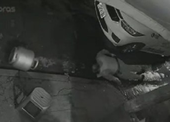 Um vídeo flagrou o momento da queda da botija no policial. Foto: Reprodução