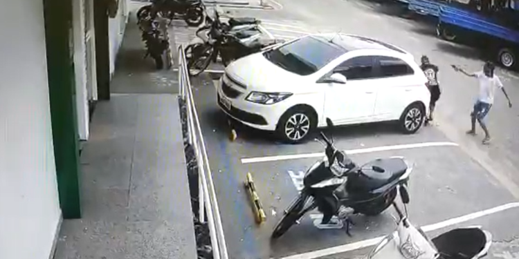 O crime ocorreu na frente de uma agência bancária em Coari. Foto: Reprodução