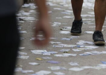 Calçadas sujas perto de seções eleitorais da Tijuca, zona norte da cidade, durante a votação de 1º turno.
