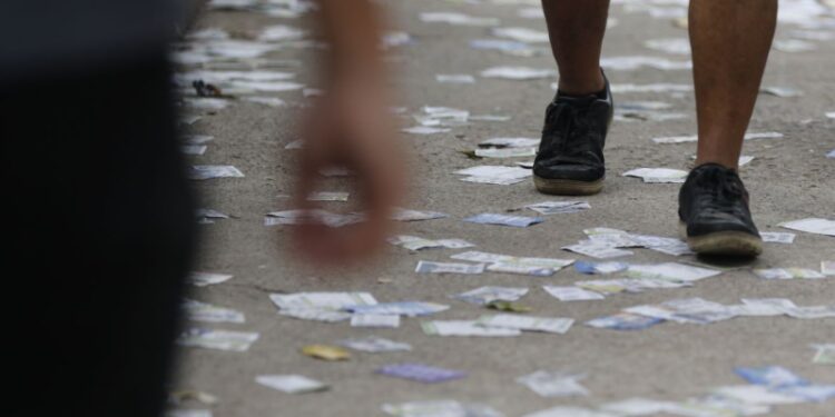 Calçadas sujas perto de seções eleitorais da Tijuca, zona norte da cidade, durante a votação de 1º turno.