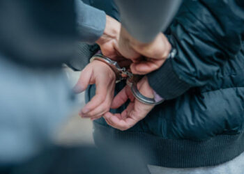 O trio foi autuado em flagrante pelo crime na Depca. Foto: Reprodução/Ilustrativa